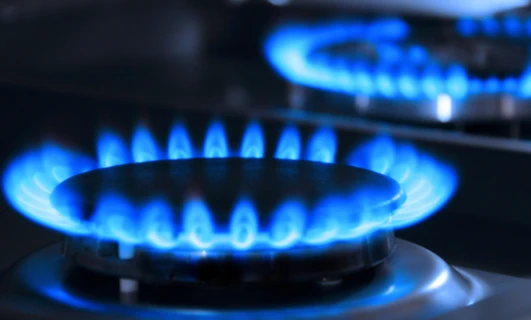 Dlaczego rachunek za gaz potrafi skoczyć z miesiąca na miesiąc? Co naprawdę kryje się za ceną gazu